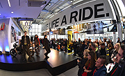 BMW Motorradfans bei der exklusiven Fashionshow